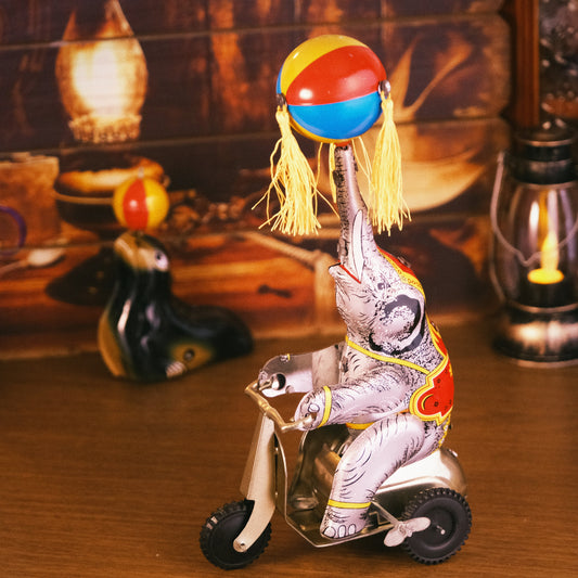 Circus Elephant with Spinning Ball FunClox