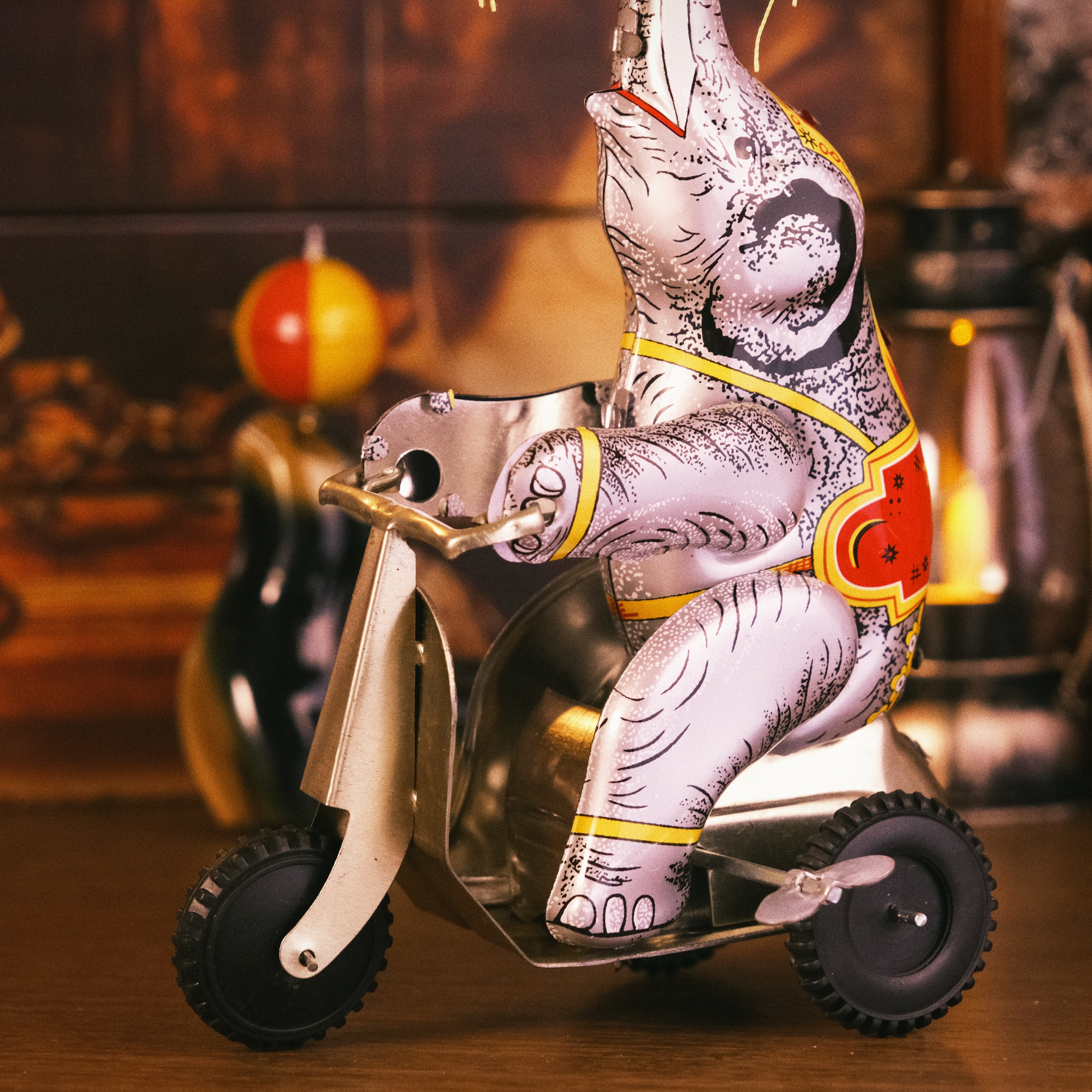 Circus Elephant with Spinning Ball FunClox