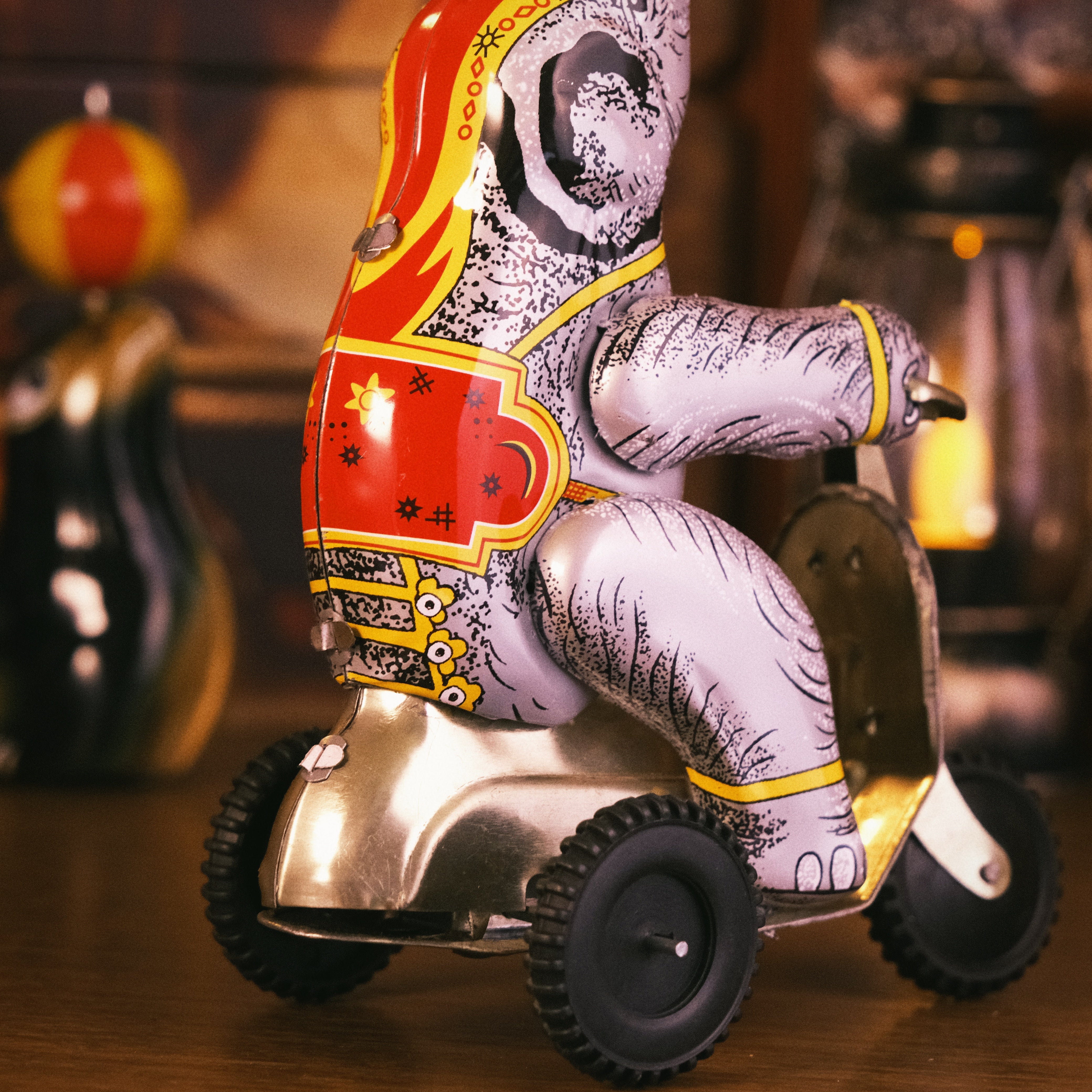 Circus Elephant with Spinning Ball FunClox